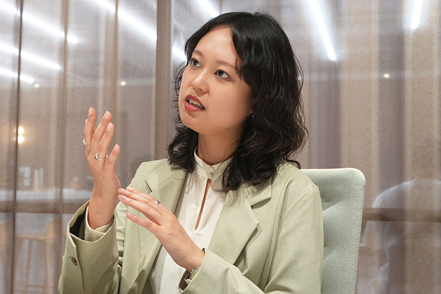 カーボンニュートラルキャンディのノベルティ使用インタビューの様子