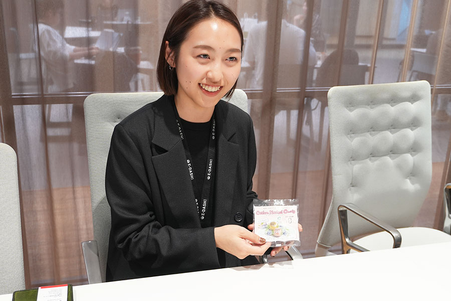 カーボンニュートラルキャンディのノベルティ使用インタビューの様子