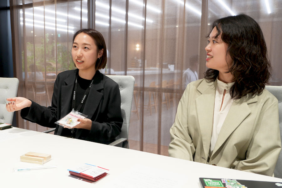 カーボンニュートラルキャンディのノベルティ使用インタビューの様子