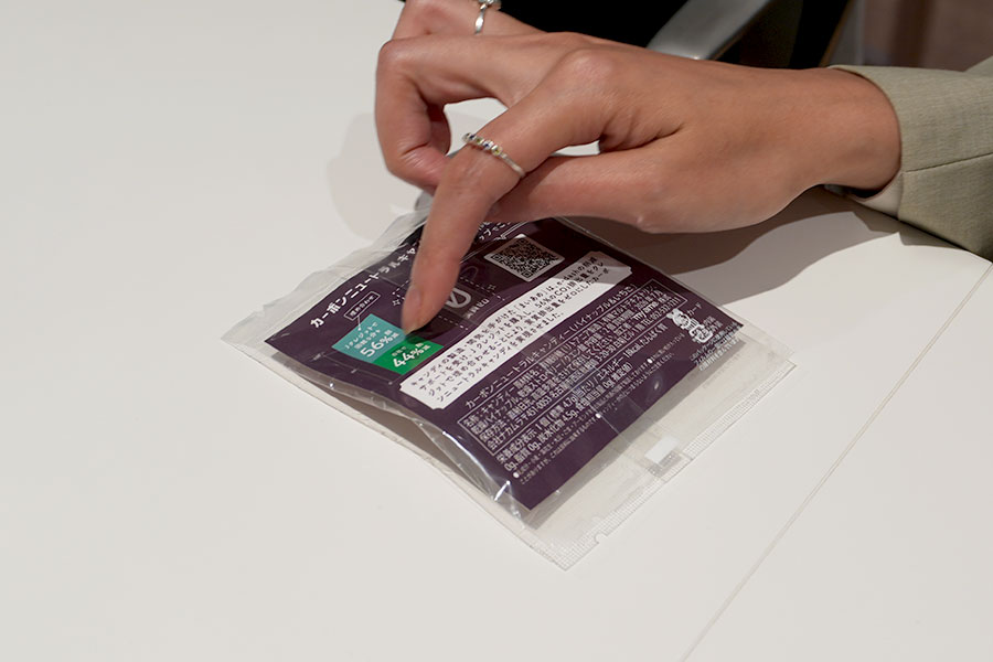 カーボンニュートラルキャンディのノベルティ使用インタビューの様子