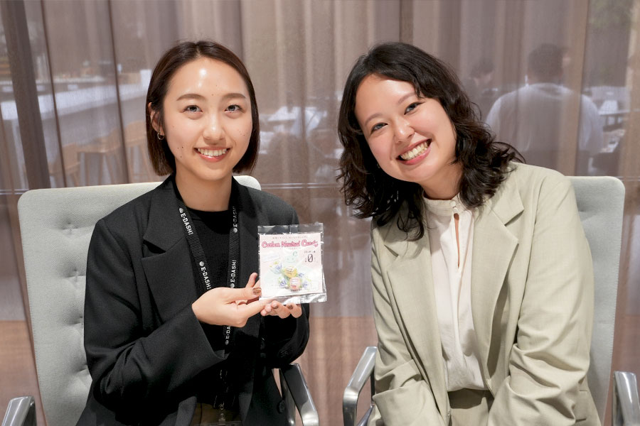 カーボンニュートラルキャンディのノベルティ使用インタビューの様子