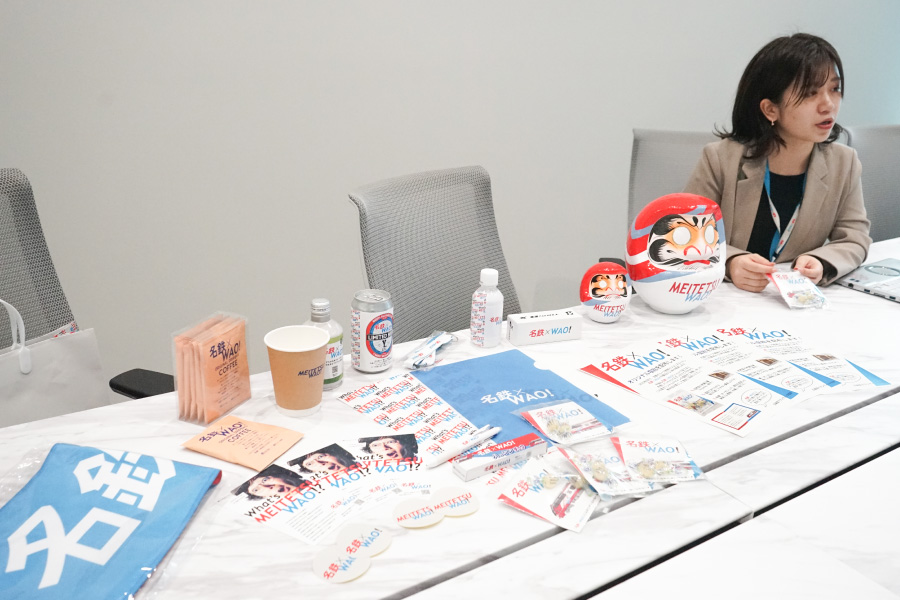 カーボンニュートラルキャンディのノベルティ使用インタビューの様子