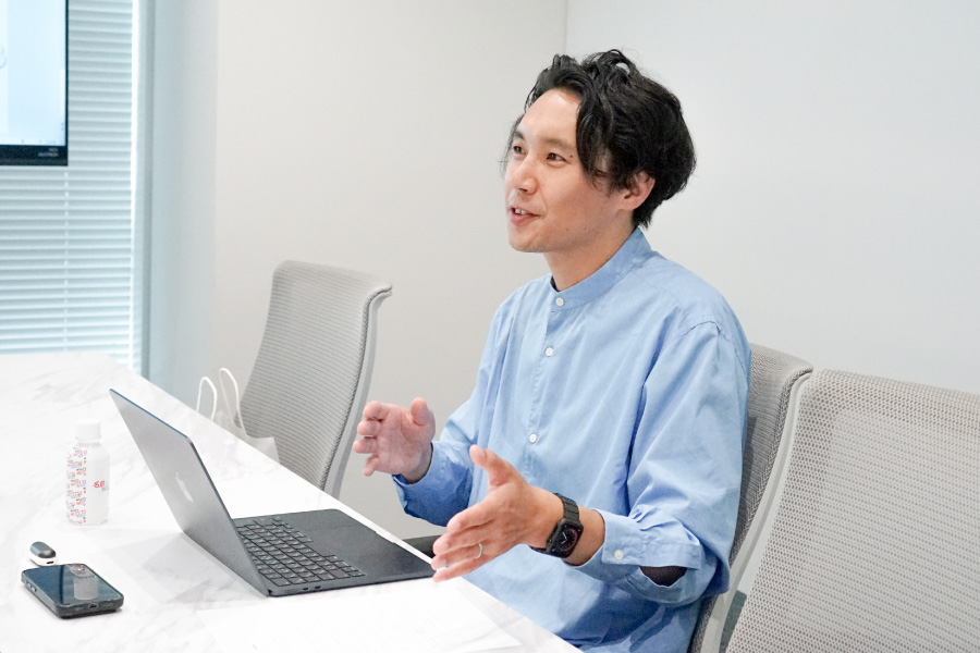 カーボンニュートラルキャンディのノベルティ使用インタビューの様子