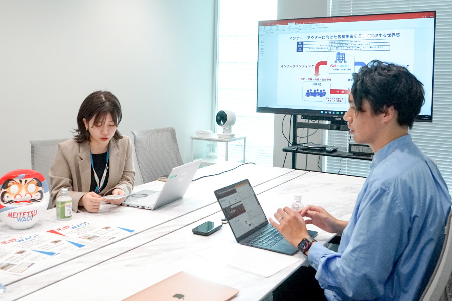 カーボンニュートラルキャンディのノベルティ使用インタビューの様子